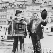 Maj 1972, Warszawa, Polska.
Kataryniarze.
Fot. Jarosław Tarań, zbiory Ośrodka KARTA [72-16]
 
