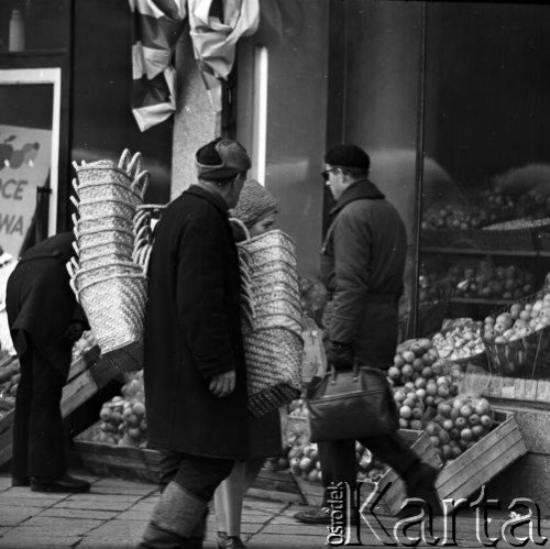 15.11.1972, Warszawa, Polska.
Handlarz koszykami przed sklepem z owocami i warzywami.
Fot. Jarosław Tarań, zbiory Ośrodka KARTA [72-14]
 
