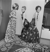 12.05.1972, Warszawa, Polska.
Cepelia. Moda damska.
Fot. Jarosław Tarań, zbiory Ośrodka KARTA [72-52]
 
