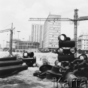 8.05.1972, Warszawa, Polska.
Budowa Inter Hotelu, w tle Rotunda.
Fot. Jarosław Tarań, zbiory Ośrodka KARTA [72-57]
 
