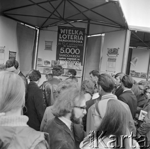 14.05.1972, Warszawa, Polska.
Loteria. Napis na plakacie: 