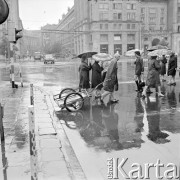 27.06.1972, Warszawa, Polska.
Ulica Marszałkowska w deszczu.
Fot. Jarosław Tarań, zbiory Ośrodka KARTA [72-105]
 
