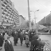 6.04.1972, Warszawa, Polska.
Transport głazu narzutowego do Muzeum Ziemi.
Fot. Jarosław Tarań, zbiory Ośrodka KARTA [72-98]
 
