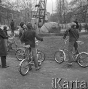 6.04.1972, Warszawa, Polska.
Głaz narzutowy przed Muzeum Ziemi.
Fot. Jarosław Tarań, zbiory Ośrodka KARTA [72-98]
 
