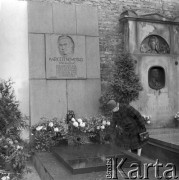 15.11.1972, Warszawa, Polska.
Grobowiec Marcelego Nowotko.
Fot. Jarosław Tarań, zbiory Ośrodka KARTA [72-72]
 
