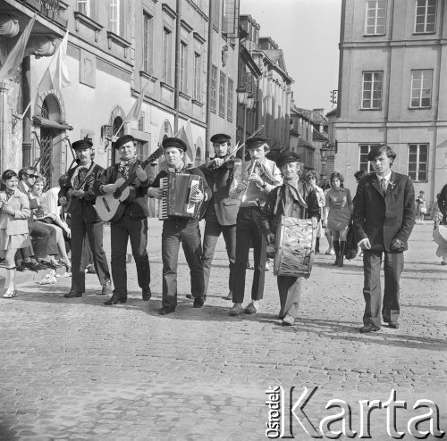 1.05.1972, Warszawa, Polska.
Orkiestra podwórkowa z Gdańska na Starówce.
Fot. Jarosław Tarań, zbiory Ośrodka KARTA [72-102]
 
