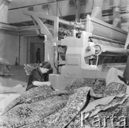 Luty 1972, Kowary, Polska
 Fabryka Dywanów, hala produkcyjna.
 Fot. Jarosław Tarań, zbiory Ośrodka KARTA [72-154]
   
