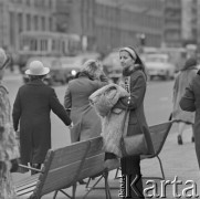 15.11.1972, Warszawa, Polska.
 Przechodnie na ulicy.
 Fot. Jarosław Tarań, zbiory Ośrodka KARTA [72-133]
   
