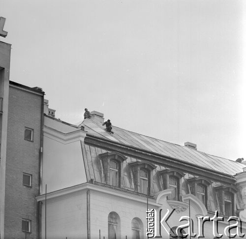 15.11.1972, Warszawa, Polska.
 Robotnicy naprawiający dach.
 Fot. Jarosław Tarań, zbiory Ośrodka KARTA [72-133]
   
