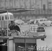 15.11.1972, Warszawa, Polska.
 Stragan z warzywami i owocami.
 Fot. Jarosław Tarań, zbiory Ośrodka KARTA [72-133]
   

