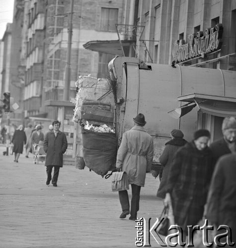 15.11.1972, Warszawa, Polska.
Fragment miasta, wywóz śmieci, z prawej neon 
