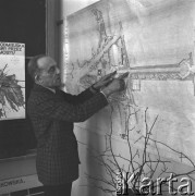 29.03.1972, Warszawa, Polska.
 Budowa Trasy Łazienkowskiej, inżynier architekt Józef Sigalin i plan inwestycji.
 Fot. Jarosław Tarań, zbiory Ośrodka KARTA [72-228]
   
