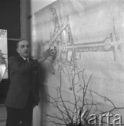 29.03.1972, Warszawa, Polska.
 Budowa Trasy Łazienkowskiej, inżynier architekt Józef Sigalin i plan inwestycji.
 Fot. Jarosław Tarań, zbiory Ośrodka KARTA [72-228]
   
