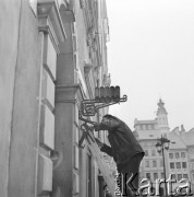 8.11.1972, Warszawa, Polska.
Stare Miasto, szyld księgarni.
Fot. Jarosław Tarań, zbiory Ośrodka KARTA [72-167]
 
