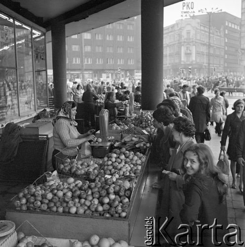 1.04.1973, Katowice, Polska
 Uliczna sprzedaż warzyw i owoców, na budynku w tle neon 