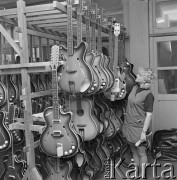 7.05.1973, Polska.
Wytwórnia instrumentów muzycznych, gitary w magazynie.
Fot. Jarosław Tarań, zbiory Ośrodka KARTA [73-177]
 
