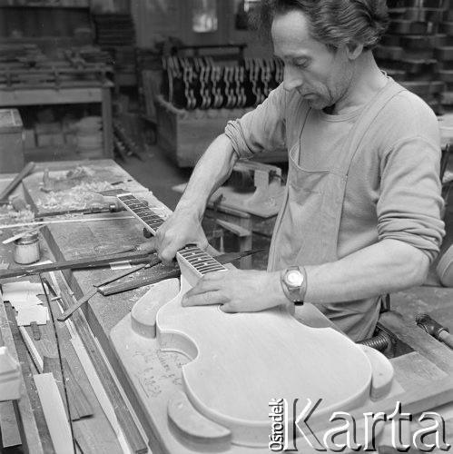 7.05.1973, Polska
Wytwórnia instrumentów muzycznych, gitary.
Fot. Jarosław Tarań, zbiory Ośrodka KARTA [73-177]
 
