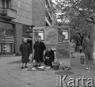 Maj 1973, Warszawa, Polska.
 Kobiety sprzedające na ulicy kwiaty i warzywa.
 Fot. Jarosław Tarań, zbiory Ośrodka KARTA [73-181]
   
