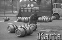 6.03.1973, Warszawa, Polska.
 Transport piwa w beczkach.
 Fot. Jarosław Tarań, zbiory Ośrodka KARTA [73-178]
   
