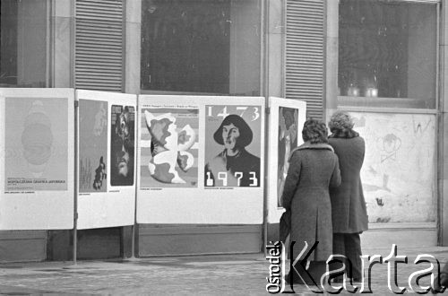 19.03.1973, Warszawa, Polska.
 Wystawa plakatów na ulicy.
 Fot. Jarosław Tarań, zbiory Ośrodka KARTA [73-22]
   
