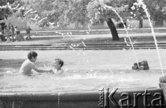 4.07.1973, Warszawa, Polska.
Kąpiel w fontannie.
Fot. Jarosław Tarań, zbiory Ośrodka KARTA [73-123]
 
