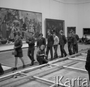4.12.1974, Warszawa, Polska.
Muzeum Narodowe - przygotowania do zawieszenia obrazu Jana Matejki 