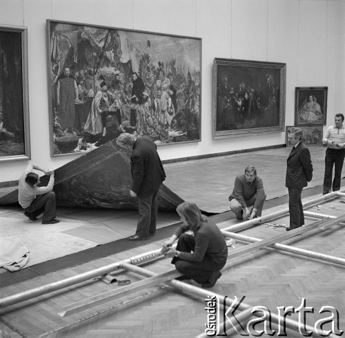 4.12.1974, Warszawa, Polska.
Muzeum Narodowe - przygotowania do zawieszenia obrazu Jana Matejki 