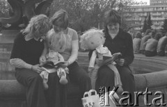 Maj 1974, Warszawa, Polska.
Kiermasz książki, dziewczyny z lalkami.
Fot. Jarosław Tarań, zbiory Ośrodka KARTA [74-31]
 
