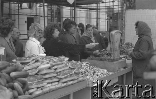 30.05.1974, Warszawa, Polska.
Uliczne stoisko z warzywami.
Fot. Jarosław Tarań, zbiory Ośrodka KARTA [74-33]
 
