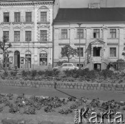 9.5.1974, Stary Konin, Polska
Kamieniczki na Rynku.
Fot. Jarosław Tarań, zbiory Ośrodka KARTA [74-37]
 
