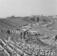 Maj 1974, Stary Konin, Polska
Budowa stadionu sportowego.
Fot. Jarosław Tarań, zbiory Ośrodka KARTA [74-37]
 
