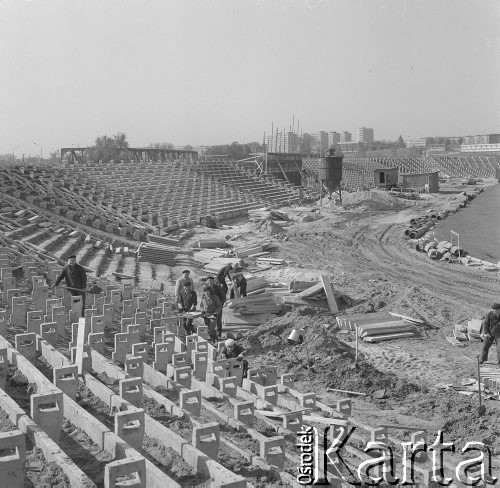 Maj 1974, Stary Konin, Polska
Budowa stadionu sportowego.
Fot. Jarosław Tarań, zbiory Ośrodka KARTA [74-37]
 
