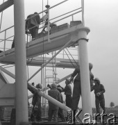 17.05.1974, Gąbin, Polska
Montaż wieży radiostacji.
Fot. Jarosław Tarań, zbiory Ośrodka KARTA [74-58]
 
