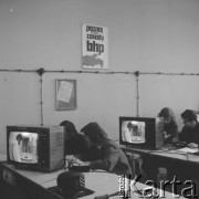 12.03.1974, Jelenia Góra, Polska
Zakłady Szkła Optycznego, na ścianie plakat: 