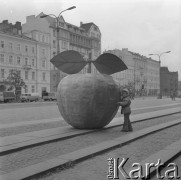 Sierpień 1974, Warszawa, Polska.
Aleje Jerozolimskie - dziecko i jabłko gigant.
Fot. Jarosław Tarań, zbiory Ośrodka KARTA [74-21]
 
