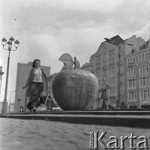 Sierpień 1974, Warszawa, Polska.
Aleje Jerozolimskie - młoda kobieta i jabłko gigant.
Fot. Jarosław Tarań, zbiory Ośrodka KARTA [74-21]
 
