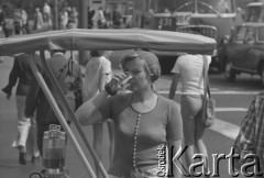 1974, Warszawa, Polska.
Kobieta pijąca wodę z saturatora.
Fot. Jarosław Tarań, zbiory Ośrodka KARTA [74-133]
 
