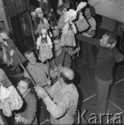 19.11.1974, Polska
Teatr lalkowy od kulis, lalki i aktorzy.
Fot. Jarosław Tarań, zbiory Ośrodka KARTA [74-6]
 
