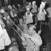 19.11.1974, Polska
Teatr lalkowy od kulis, lalki i aktorzy.
Fot. Jarosław Tarań, zbiory Ośrodka KARTA [74-6]
 
