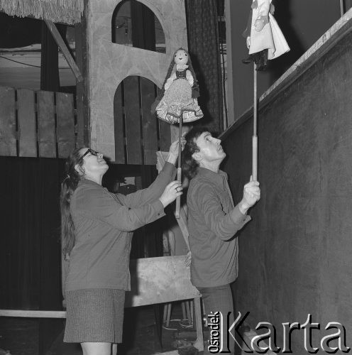 19.11.1974, Polska
Kulisy teatru lalkowego, lalki i aktorzy.
Fot. Jarosław Tarań, zbiory Ośrodka KARTA [74-87]
 
