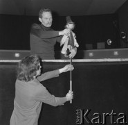 19.11.1974, Polska
Kulisy teatru lalkowego, próba.
Fot. Jarosław Tarań, zbiory Ośrodka KARTA [74-87]
 
