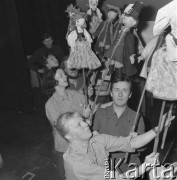 19.11.1974, Polska
Kulisy teatru lalkowego, lalki i aktorzy.
Fot. Jarosław Tarań, zbiory Ośrodka KARTA [74-87]
 
