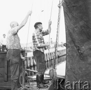 30.07.1974, Kąty Rybackie, Polska
Rybacy na łodzi.
Fot. Jarosław Tarań, zbiory Ośrodka KARTA [74-125]
 
