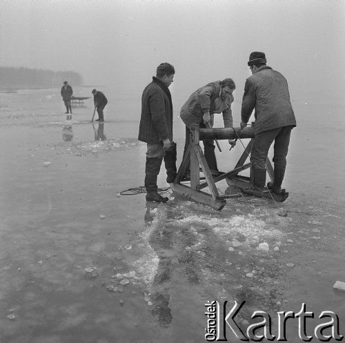 4.02.1974, Zalew Zegrzyński, Polska
Połowy pod lodem.
Fot. Jarosław Tarań, zbiory Ośrodka KARTA [74-89]
 
