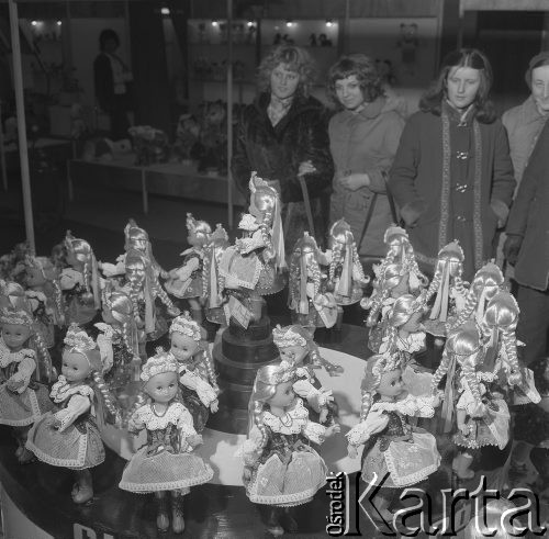 7.03.1974, Poznań, Polska
Targi odzieżowe, lalki w witrynie.
Fot. Jarosław Tarań, zbiory Ośrodka KARTA [74-96]
 
