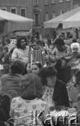 30.06.1974, Warszawa, Polska.
Ulica Freta, cygański zespół.
Fot. Jarosław Tarań, zbiory Ośrodka KARTA [74-123]
 
