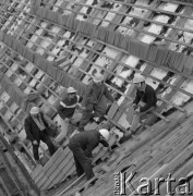 22.04.1974, Warszawa, Polska.
Odbudowa Zamku Królewskiego - krycie dachu.
Fot. Jarosław Tarań, zbiory Ośrodka KARTA [74-72]
 
