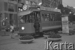 25.08.1974, Warszawa, Polska.
Plac Starynkiewicza, zwiedzanie miasta zabytkowym tramwajem, napis: 