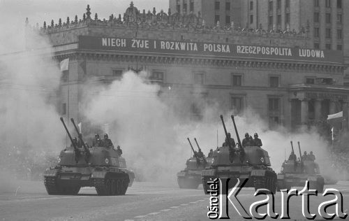 22.07.1974, Warszawa, Polska.
XXX-lecie Polskiej Rzeczpospolitej Ludowej, defilada wojskowa, hasło na transparencie: 