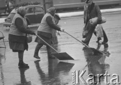 17.12.1974, Warszawa, Polska.
Kobiety sprzątające ulicę.
Fot. Jarosław Tarań, zbiory Ośrodka KARTA [74-128]
 
